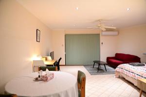 Postel nebo postele na pokoji v ubytování Spacious studio in AliceSprings QueenBed+KSAirbed