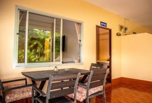 象島的住宿－Filou Studio Butterfly Pool Access 29 66，一间带桌椅和窗户的用餐室