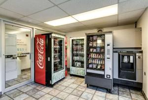 una tienda de cocacola con dos máquinas de soda en una tienda en Motel 6-Spokane, WA - West, en Spokane