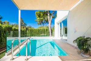 einen Pool mit Blick auf ein Haus in der Unterkunft Ideal Property Mallorca - Margalida in Alcúdia