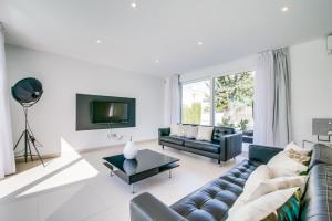 sala de estar con sofá y mesa en Ideal Property Mallorca - Margalida en Alcúdia