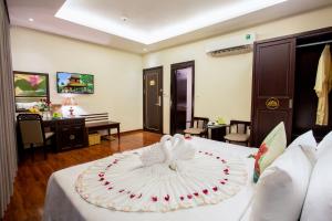 pokój z łóżkiem z ciastem w obiekcie Thanh Lich Hue Hotel w mieście Hue