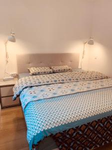 1 cama en un dormitorio con 2 lámparas. en Nice rooms in Beggen house - In Luxembourg city, en Luxemburgo