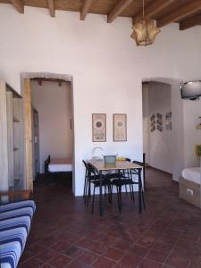 een kamer met een tafel en stoelen en een bank bij Casa Algarvia G&S in Luz de Tavira