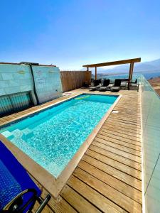 una piscina en la terraza de una casa en villalis, en Eilat