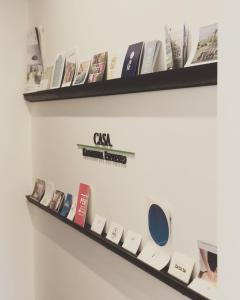 Perpustakaan di rumah tamu ini