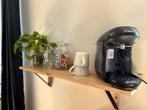 Príslušenstvo na prípravu kávy alebo čaju v ubytovaní Joli appartement proche jardin public-Chartons