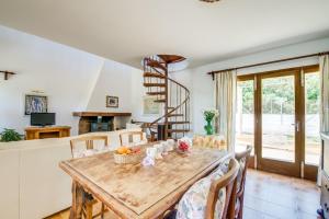 a kitchen and dining room with a wooden table and chairs at Ideal Property Mallorca - Ca na Tonina in Port de Pollensa