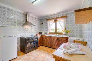 Kuchyň nebo kuchyňský kout v ubytování Ideal Property Mallorca - Ca na Tonina