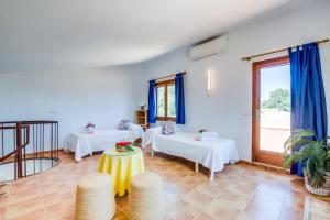 Postel nebo postele na pokoji v ubytování Ideal Property Mallorca - Ca na Tonina + 16 fotografií