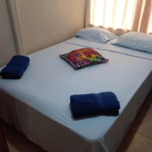 Una cama con dos almohadas encima. en Korallen Haus, en Nicoya