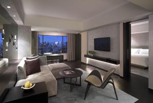 TV a/nebo společenská místnost v ubytování New World Makati Hotel, Manila
