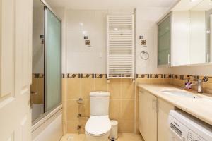 y baño con aseo, lavabo y ducha. en Exclusive and Central Flat in Nisantasi, en Estambul