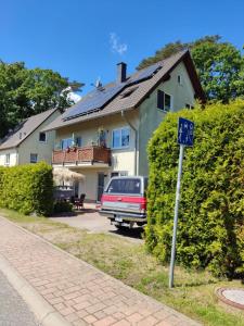 um sinal de rua em frente a uma casa em Brandt Ferienwohnungen Jägersberg em Ahlbeck