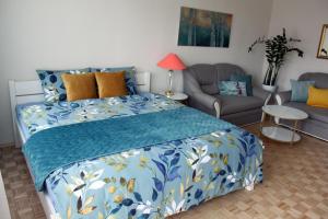 sypialnia z niebieskim łóżkiem i kanapą w obiekcie Apartament Bonito w Radomiu