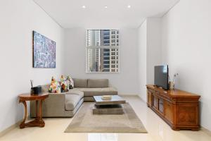 TV a/nebo společenská místnost v ubytování Homey 2BR DAMAC Maison Cour Jardin, Business Bay