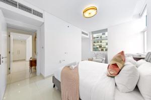 Postel nebo postele na pokoji v ubytování Homey 2BR DAMAC Maison Cour Jardin, Business Bay