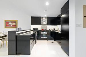 Kuchyň nebo kuchyňský kout v ubytování Homey 2BR DAMAC Maison Cour Jardin, Business Bay