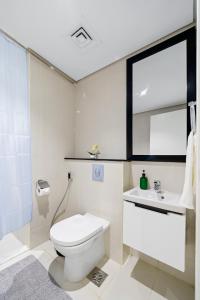 Koupelna v ubytování Homey 2BR DAMAC Maison Cour Jardin, Business Bay