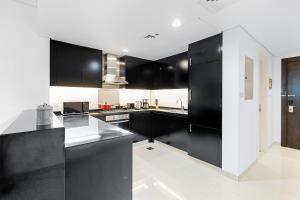 Kuchyň nebo kuchyňský kout v ubytování Homey 2BR DAMAC Maison Cour Jardin, Business Bay