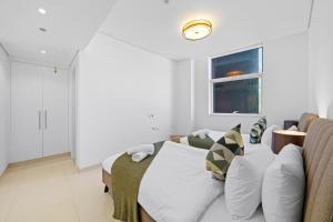 Posezení v ubytování Homey 2BR DAMAC Maison Cour Jardin, Business Bay