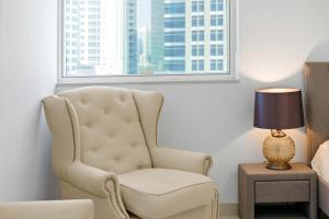 Posezení v ubytování Homey 2BR DAMAC Maison Cour Jardin, Business Bay