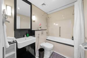 Koupelna v ubytování Homey 2BR DAMAC Maison Cour Jardin, Business Bay + 32 fotografií