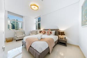 Postel nebo postele na pokoji v ubytování Homey 2BR DAMAC Maison Cour Jardin, Business Bay