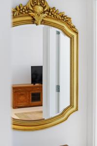 TV a/nebo společenská místnost v ubytování Homey 2BR DAMAC Maison Cour Jardin, Business Bay