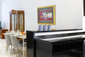 Fotografie z fotogalerie ubytování Homey 2BR DAMAC Maison Cour Jardin, Business Bay v Dubaji