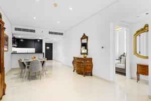 Fotografie z fotogalerie ubytování Homey 2BR DAMAC Maison Cour Jardin, Business Bay v Dubaji
