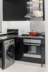 Kuchyň nebo kuchyňský kout v ubytování Homey 2BR DAMAC Maison Cour Jardin, Business Bay