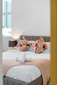 Postel nebo postele na pokoji v ubytování Homey 2BR DAMAC Maison Cour Jardin, Business Bay