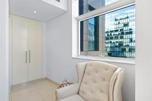 Posezení v ubytování Homey 2BR DAMAC Maison Cour Jardin, Business Bay