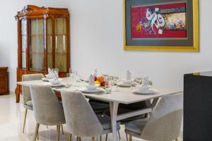 Fotografie z fotogalerie ubytování Homey 2BR DAMAC Maison Cour Jardin, Business Bay v Dubaji
