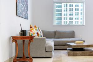 Posezení v ubytování Homey 2BR DAMAC Maison Cour Jardin, Business Bay
