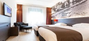 Habitación de hotel con 2 camas y TV en Bastion Hotel Breda, en Breda