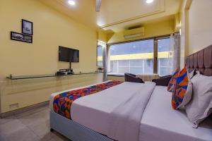 Postel nebo postele na pokoji v ubytování FabHotel SR Wakad - Nr Mall of Millenium