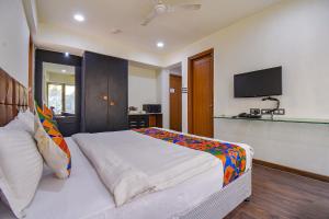 Kuchyň nebo kuchyňský kout v ubytování FabHotel SR Wakad - Nr Mall of Millenium