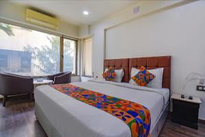 Postel nebo postele na pokoji v ubytování FabHotel SR Wakad - Nr Mall of Millenium + 23 fotografií