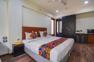 Postel nebo postele na pokoji v ubytování FabHotel SR Wakad - Nr Mall of Millenium