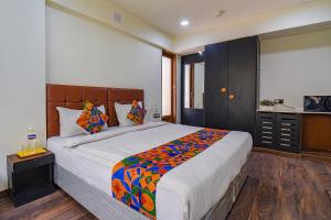 Postel nebo postele na pokoji v ubytování FabHotel SR Wakad - Nr Mall of Millenium