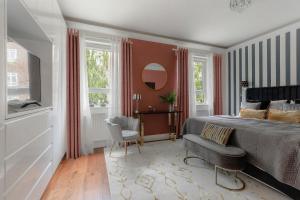ロンドンにあるMassive 5 Bedroom West End Designer Residence close to popular Notting Hillのベッドルーム1室(ベッド1台、テーブル、椅子付)