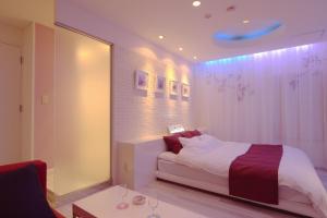 旭川的住宿－旭川ホテルリップローズ-大人専用，一间卧室设有一张床和蓝色的天花板