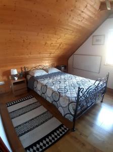 Кровать или кровати в номере Domek u Hołąbków