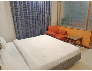 Un ou plusieurs lits dans un hébergement de l'établissement Hotel Kishore International, Amritsar