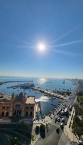 una vista aérea de un puerto deportivo con coches aparcados en La casa di San Nicola en Bari