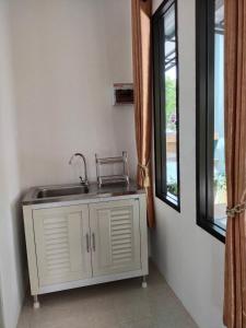 une cuisine avec un évier et une fenêtre dans l'établissement Palm Tian Home A7, à Ban Chong Phli