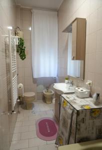 bagno con lavandino, servizi igienici e lavandino di Il Dubbio ai Quartieri Spagnoli a Napoli