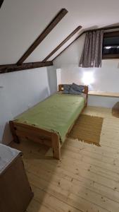 - une chambre avec un lit dans l'angle dans l'établissement Chajdaloupka, 